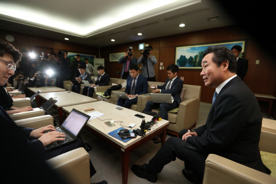 이낙연 국무총리 후보자가 10일 오전 서울 용산역 접견실에서 총리직 내정에 대한 소회를 밝히고 있다. 이날 이 후보자는 "야당을 모시고 성의 있게 대화하다 보면 통합이 이뤄질 수 있을 것이라고 생각한다"고 말했다.  연합뉴스